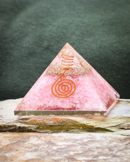 Pirâmide Orgonite de Quartzo Rosa