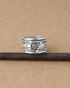 anel com banho de prata e labradorite