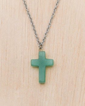 Colar com cruz verde