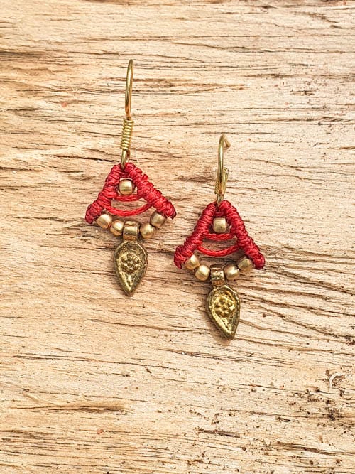 Brincos triangulares Xhosa