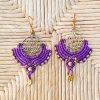 Brincos roxo em macramé