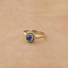 anel feminino dourado com ametista