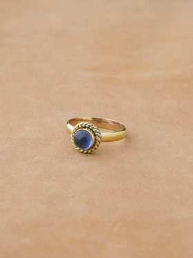 anel feminino dourado com ametista