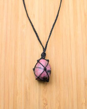 Colar pedra Rodonite em macrame