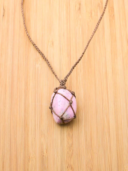 colar opala rosa em macrame