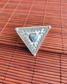anel triangular com Labradorite
