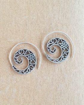brincos prateados em espiral