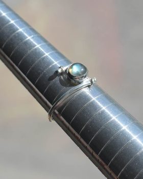 anel em prata e labradorite