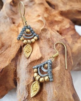 brincos pequenos cinza em macramé