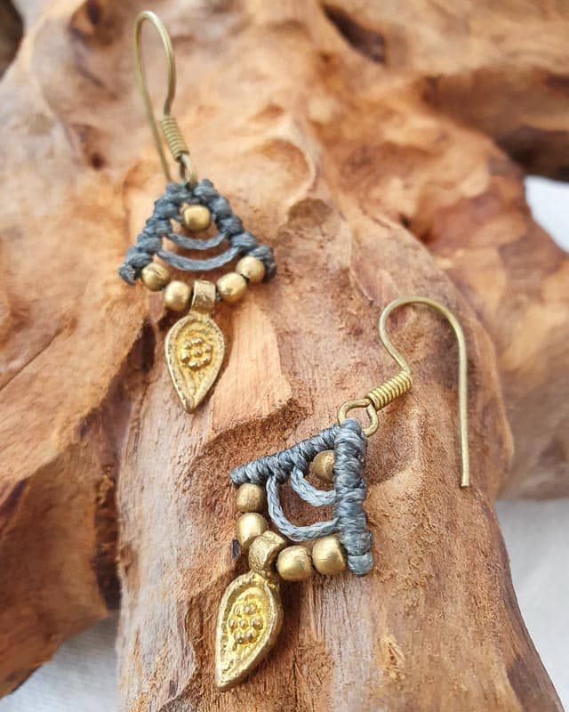 brincos pequenos cinza em macramé