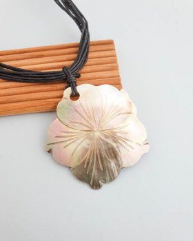 colar flor madrepérola