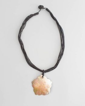 colar negro com madrepérola