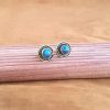brincos stud labradorite