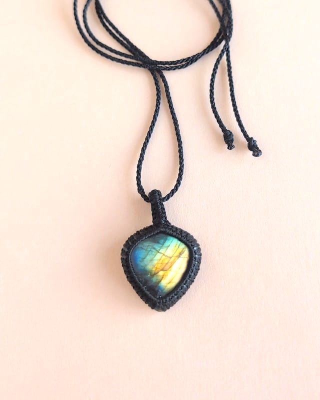 colar macrame labradorite